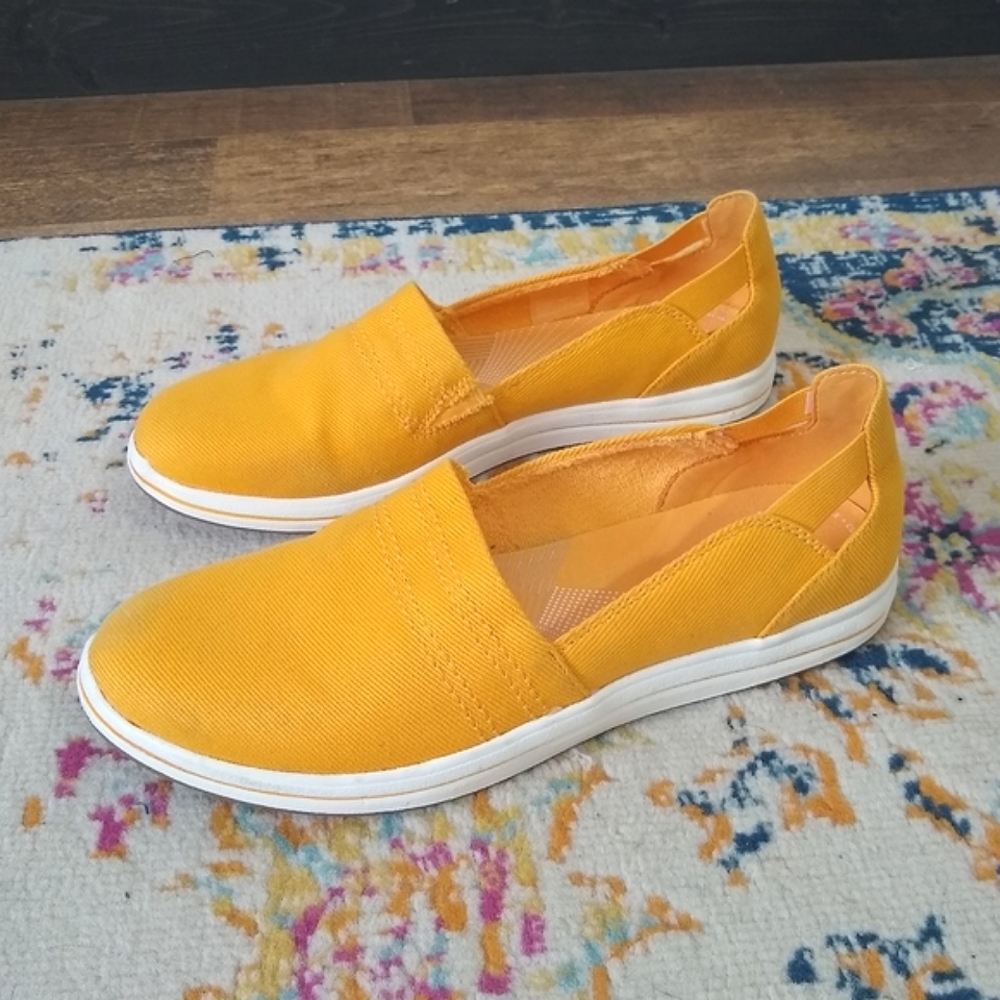 CLARKS Breeze Step CloudSteppers in Yellow Womens size 8